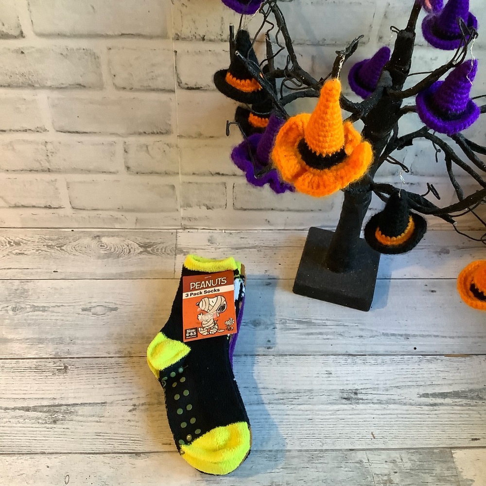 PEANUTS 3Pk Women’s 9-11 Snoopy Halloween Fuzzy Socks
